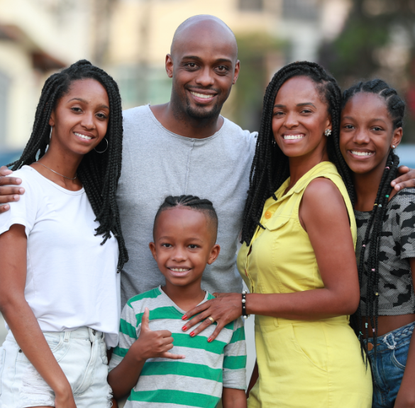 Família de 4 pessoas sorrindo